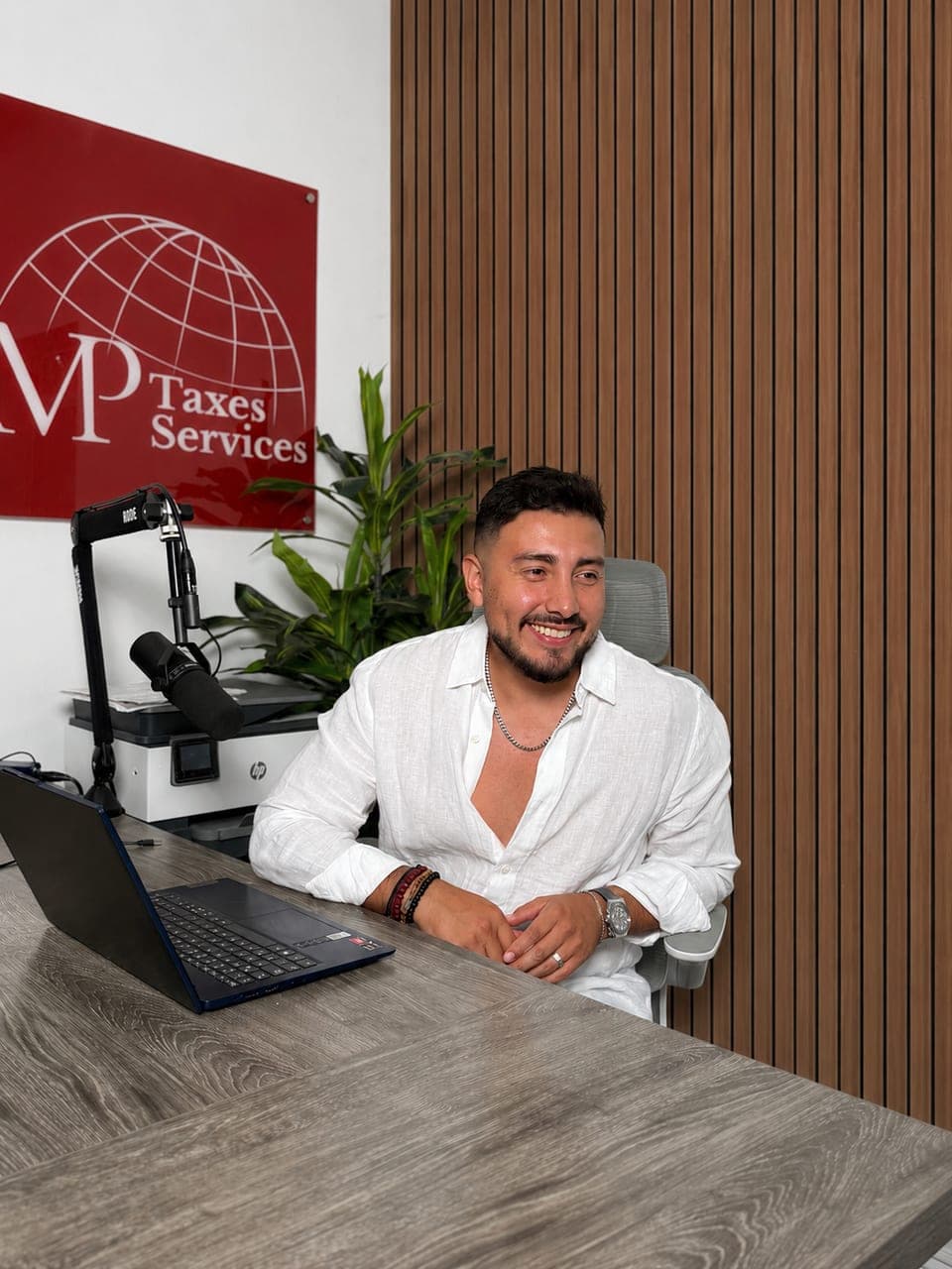 Miguel Pérez en la oficina de MP Tax Services